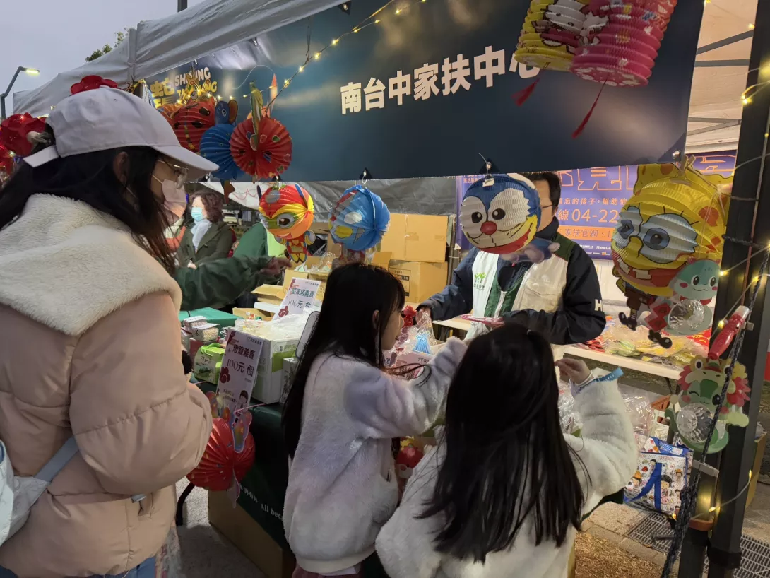 南台中家扶中心在台中燈會進行燈籠義賣,邀請大家一起響應公益支持助學。(南台中家扶提供) 02