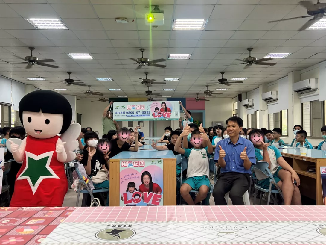 南台南家扶提供1-南台南家扶前往多所國小進行校園巡迴兒保宣導。以「數位足跡大挑戰」互動遊戲為主軸,教導近2000名師生如何辨識網路陷阱、保護個資與培養風險意識。
