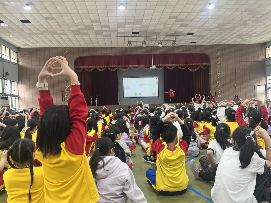 南台南家扶提供2-南台南家扶前往多所國小進行校園巡迴兒保宣導。以「數位足跡大挑戰」互動遊戲為主軸,教導近2000名師生如何辨識網路陷阱、保護個資與培養風險意識。