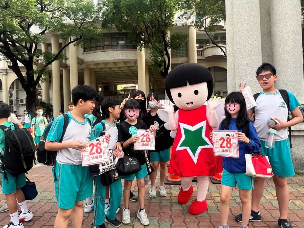 南台南家扶提供4-南台南家扶前往多所國小進行校園巡迴兒保宣導。以「數位足跡大挑戰」互動遊戲為主軸,教導近2000名師生如何辨識網路陷阱、保護個資與培養風險意識。
