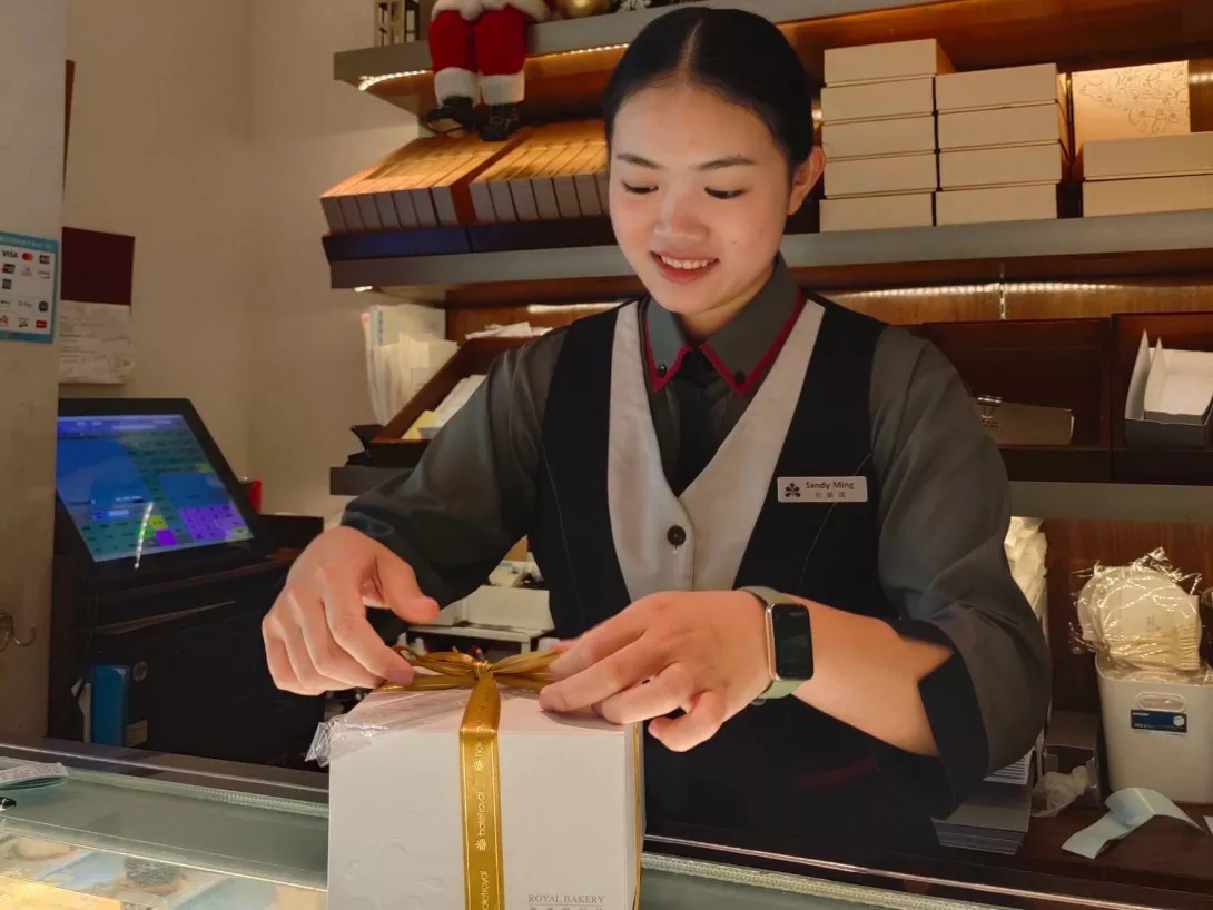 圖一:學生錄取進入台北老爺酒店烘焙坊實習,實作精緻糕點包裝流程,表現傑出畢業後可留任,搶先卡位精品烘焙職涯。