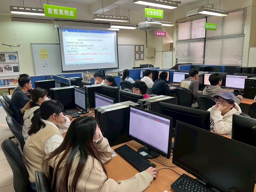 圖一:東南科技大學休閒事業管理系學生專注參與「2025旅遊產品操作人員認證」,透過實作強化專業技能,展現高度自律與積極精神。