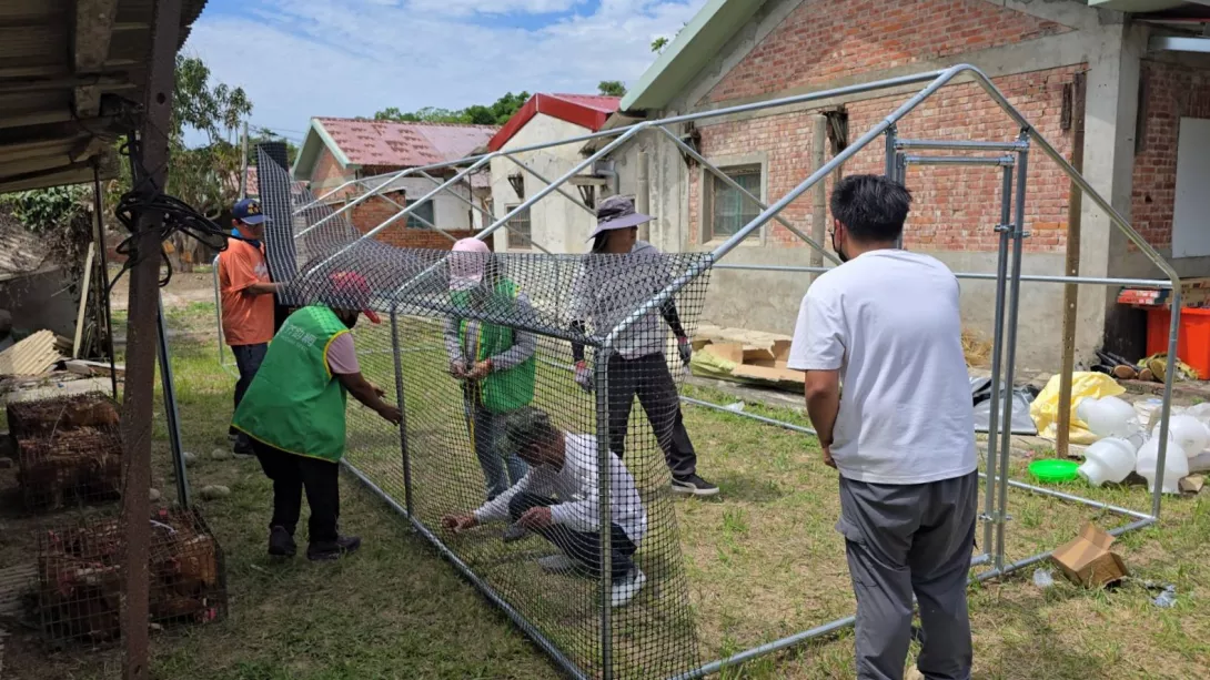 芥菜種會團隊與住民共同搭建雞舍,迎接雞隻進駐。(芥菜種會提供)