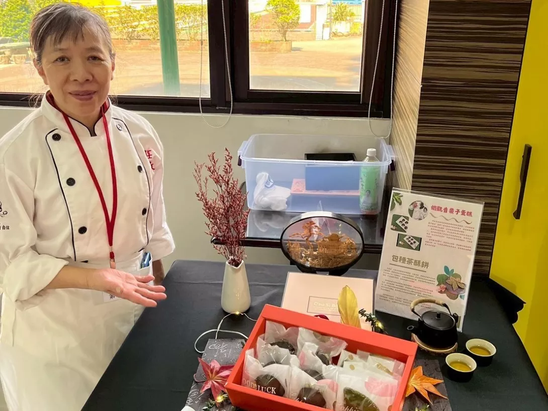 圖二:創意與文化交織的展示台,透過包裝設計與擺設呈現作品主題,展現地方文化與風味的結合。