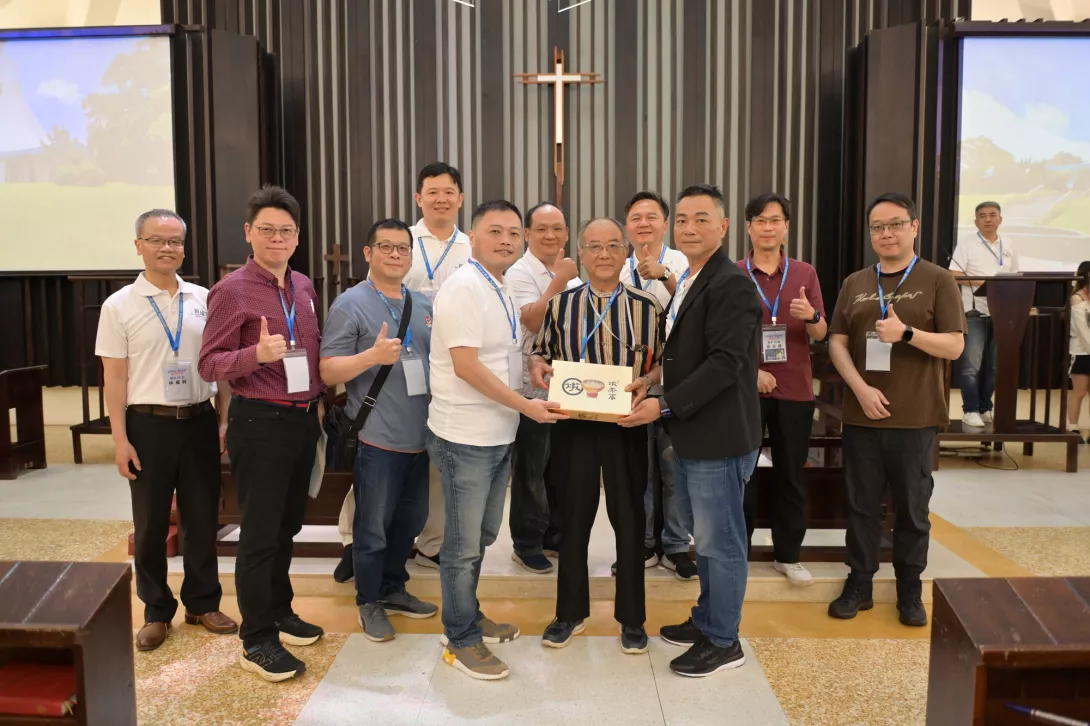 圖二:各班致贈禮物給昔日任教的盧明智老師(前排右二),感謝當年師長的悉心教導。