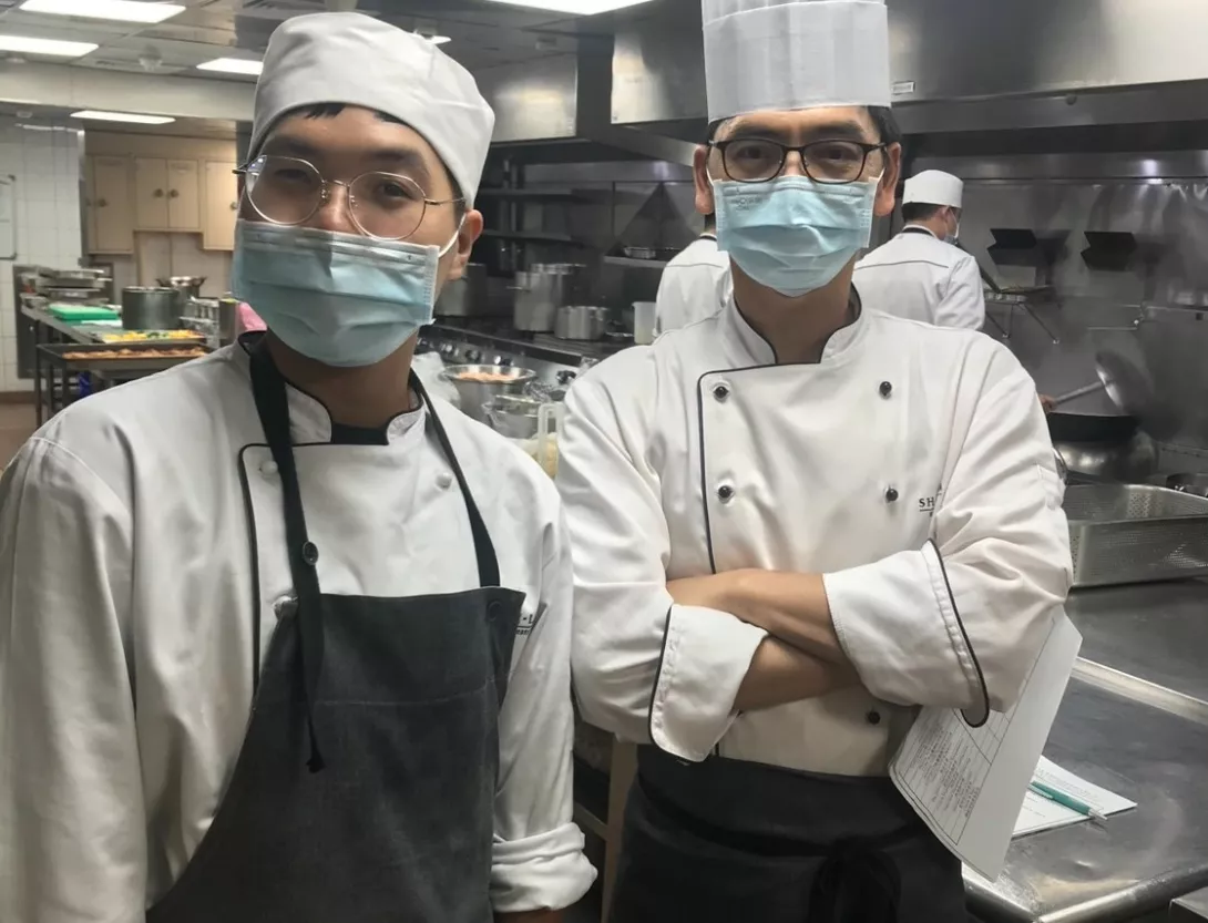 圖二:學生於遠東國際香格里拉大飯店實習,實習期間展現優異表現,有機會銜接畢業後正式聘任,成為餐飲產業菁英接班人。