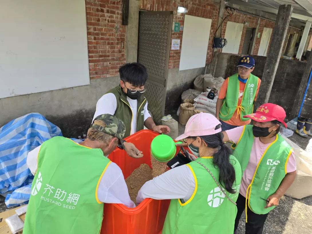 教導住民調配雞隻飼料等實作技術。(芥菜種會提供)