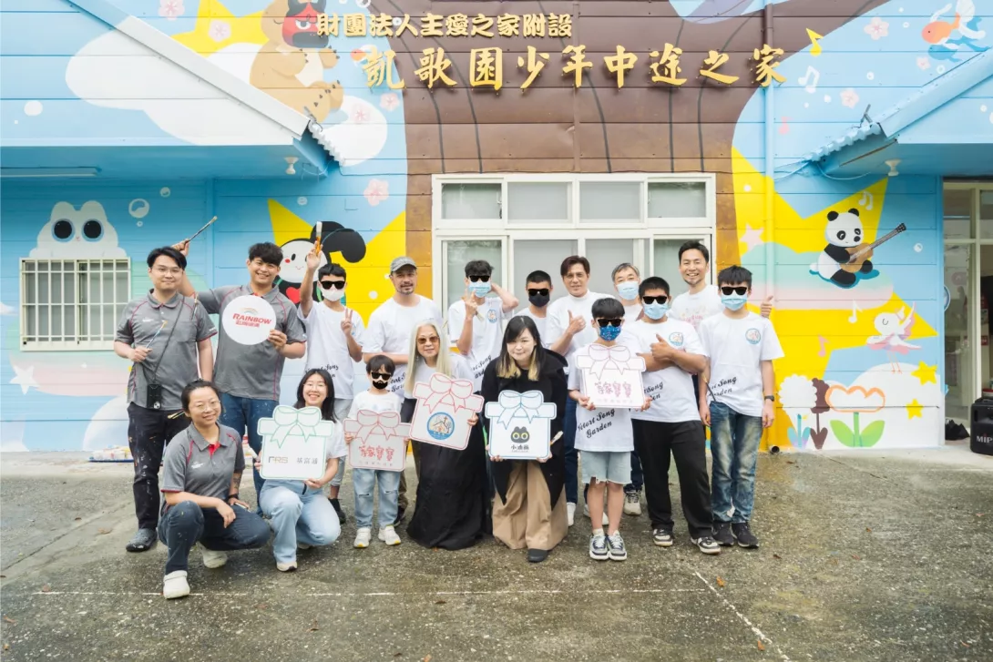 圖四、等家寶寶協會理事長、執行長、小油畫以及凱歌園執行長、院生代表等共13人一同參與彩繪牆完工儀式_