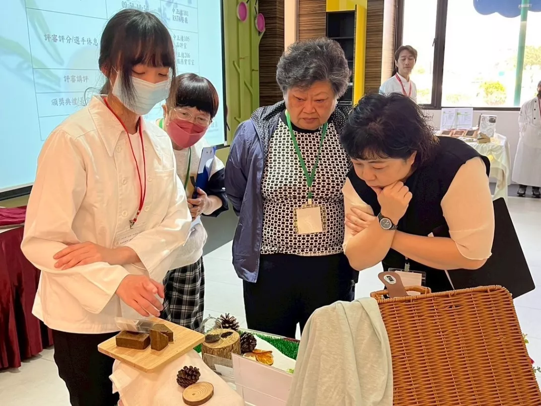 圖四:參賽學生詳細介紹作品內容與創作發想。評審從風味、包裝到文化連結等面向進行細膩評估,展現對學生創意的高度重視。