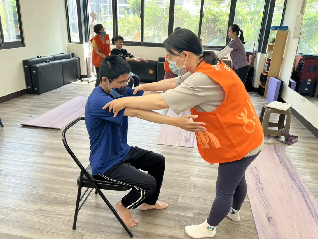 圖4 透過一張椅子就可以展開嬋柔運動了