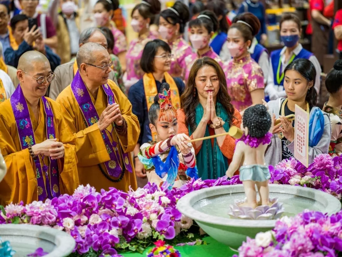 大慧法師表示 國際佛誕文化節 秉承 了 淨耀大和尚的遺願 ,將 佛誕文化走向國際、弘揚佛法科技化、年輕化,以及為全國警消人員祈福