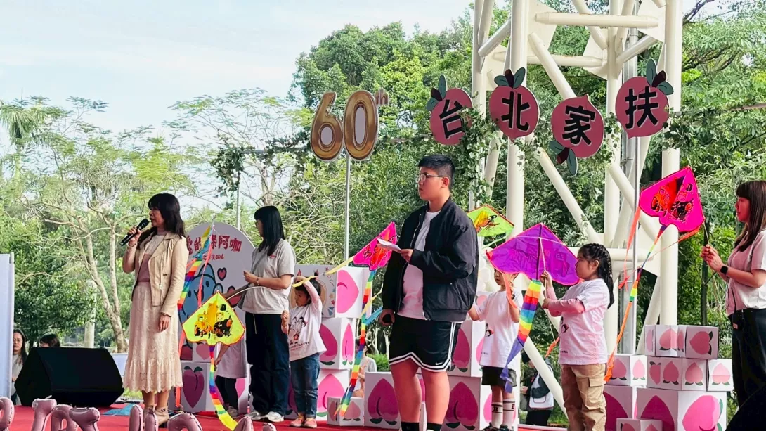 寄養媽媽和前寄養童互相給予祝福
