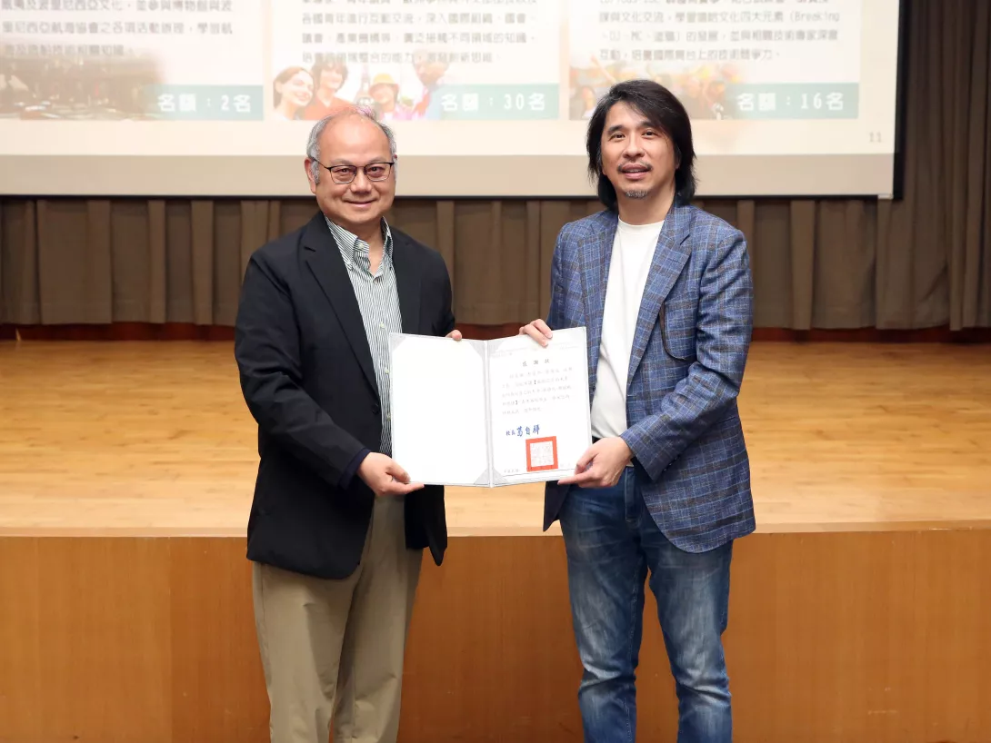教育部葉丙成次長與龍華學子分享AI時代新思維新挑戰-3