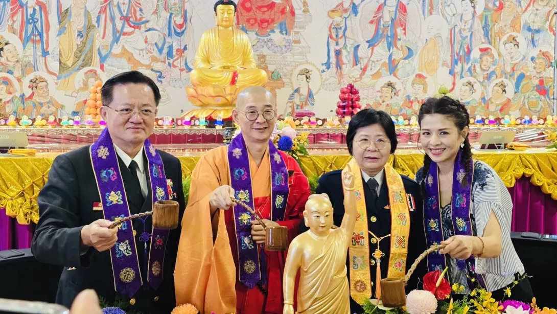 林葉亭(右一)因為父親往生佛事的因緣皈依廣修禪寺大慧法師(左二),佛誕活動現場與消防署署長蕭煥章(左一)、警政署副署長廖美玲(右二)共同浴佛祈福