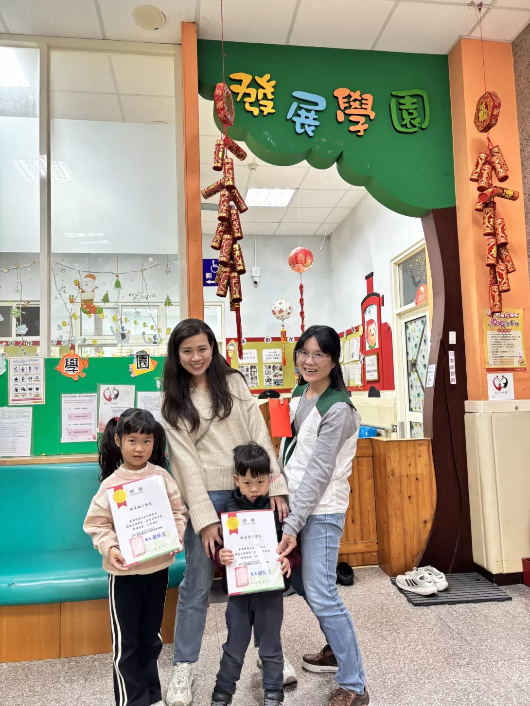 歐小妹(左)及歐媽媽一同與雲林發展學園園長謝依茹合影