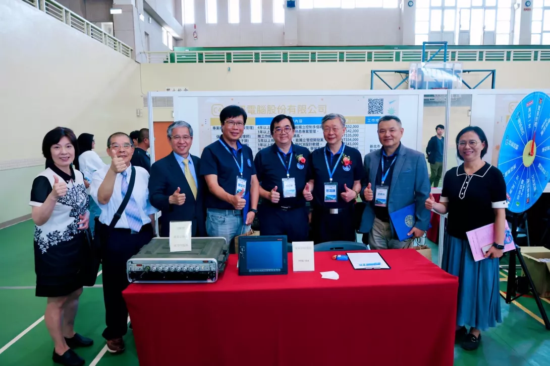 華研電腦是國防軍用電腦的重要供應商,林右峯總經理(右四)祭出10%加薪徵才,勉勵學弟妹勇敢追夢。