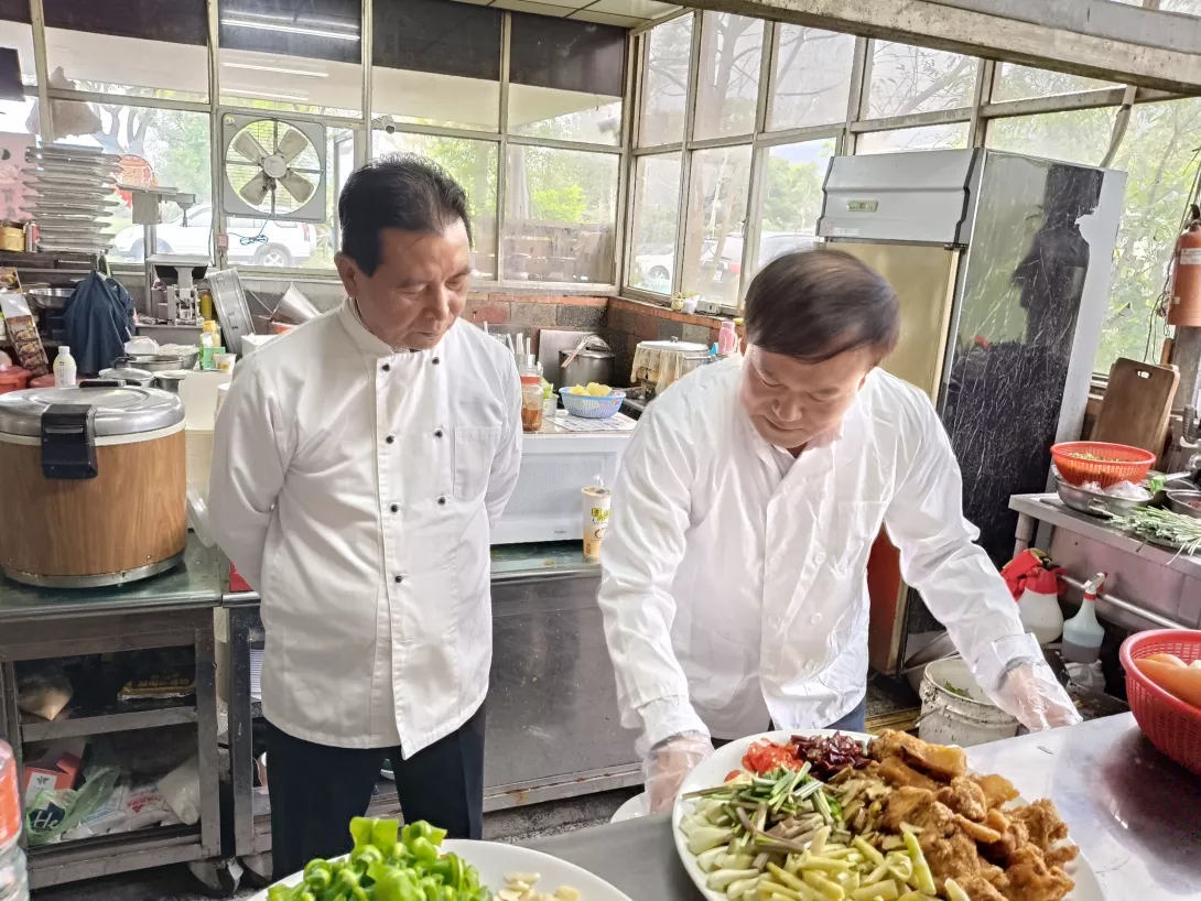 萬榮鄉長梁光明與鳳榮地區農會總幹事黃榮和進行箭筍料理拍攝