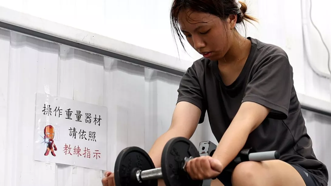 鐘慧傑正在進行肌力訓練(攝影/鄭得崴)