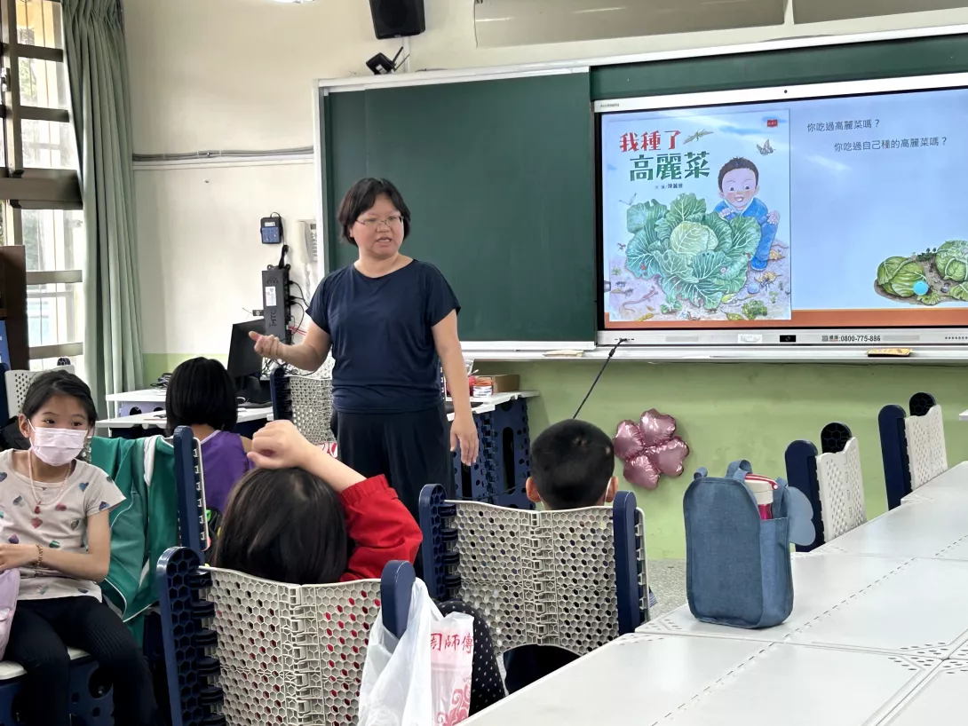 01--福德國小在校內的社區閱讀中心精心策劃了一場別開生面的「親子閱讀」活動。