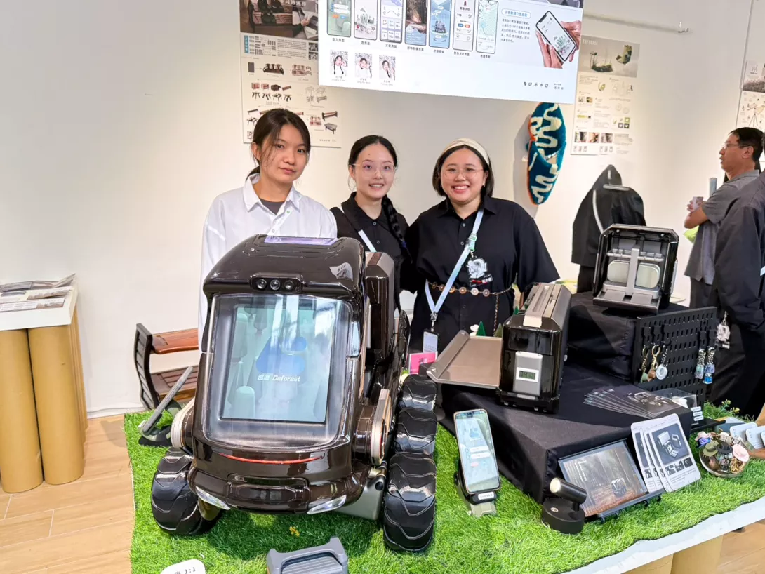 工設系畢業作品《巡循 Doforest—護林輔助無人載具》,利於森林護管員巡查環境保育,榮獲第9屆兩岸新銳設計競賽-華燦獎台灣賽區一等獎。