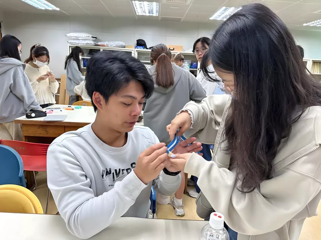 03-課堂上製作穿扣輔具,幫助手指靈活度不佳之患者獨立穿衣。_0