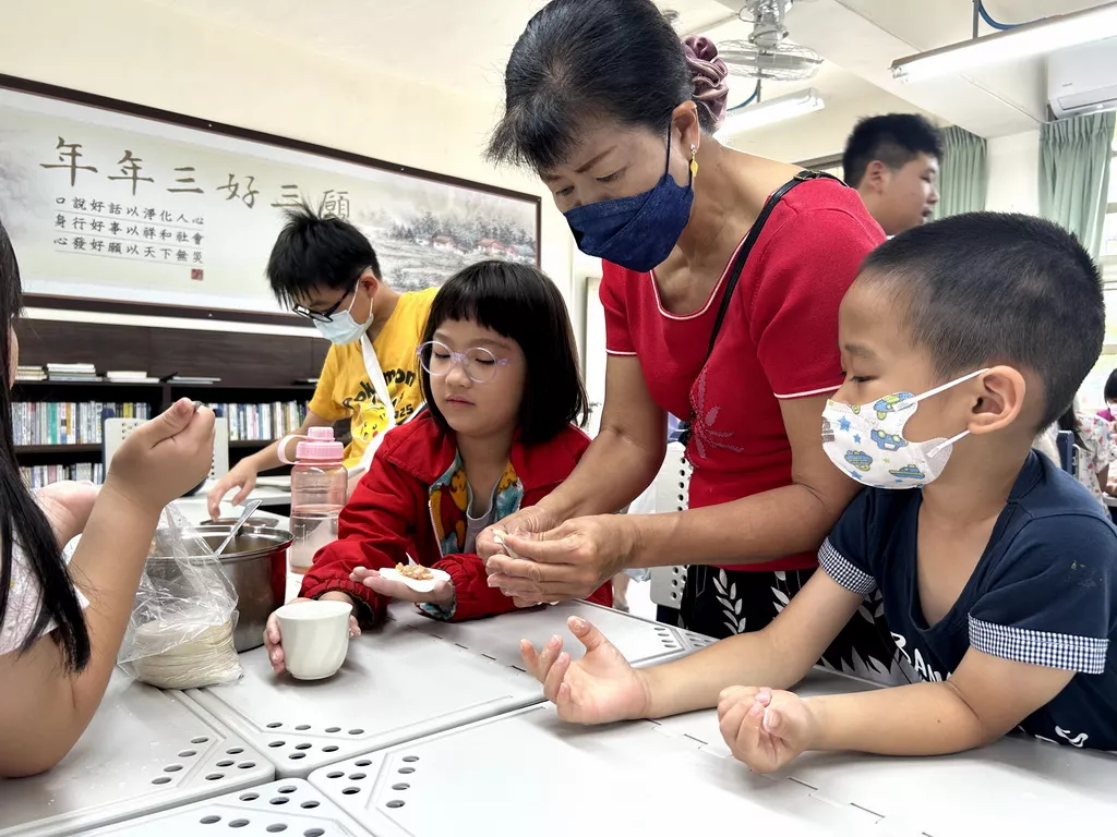03--學校志工隊魏君玲隊長接棒,安排了一場充滿趣味的親子「包高麗菜水餃」體驗課程。