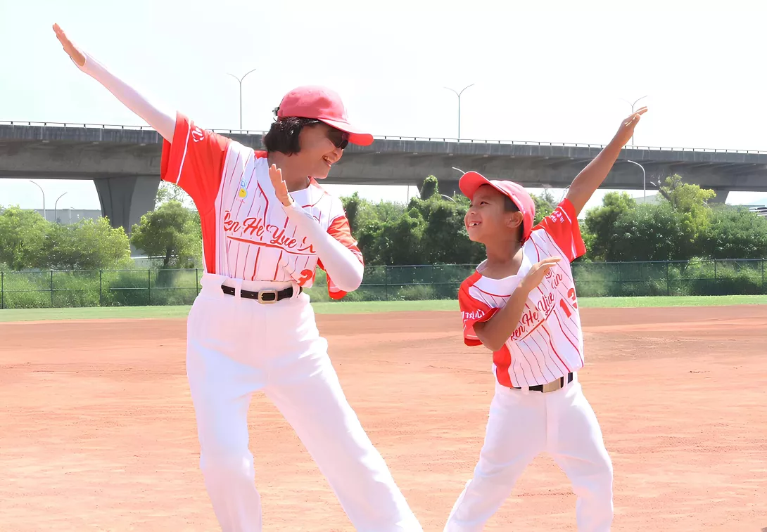 致力推動USR的朝陽科大,率先成立「幼老棒球隊」,透過祖孫互動促進世代共融,大受好評。