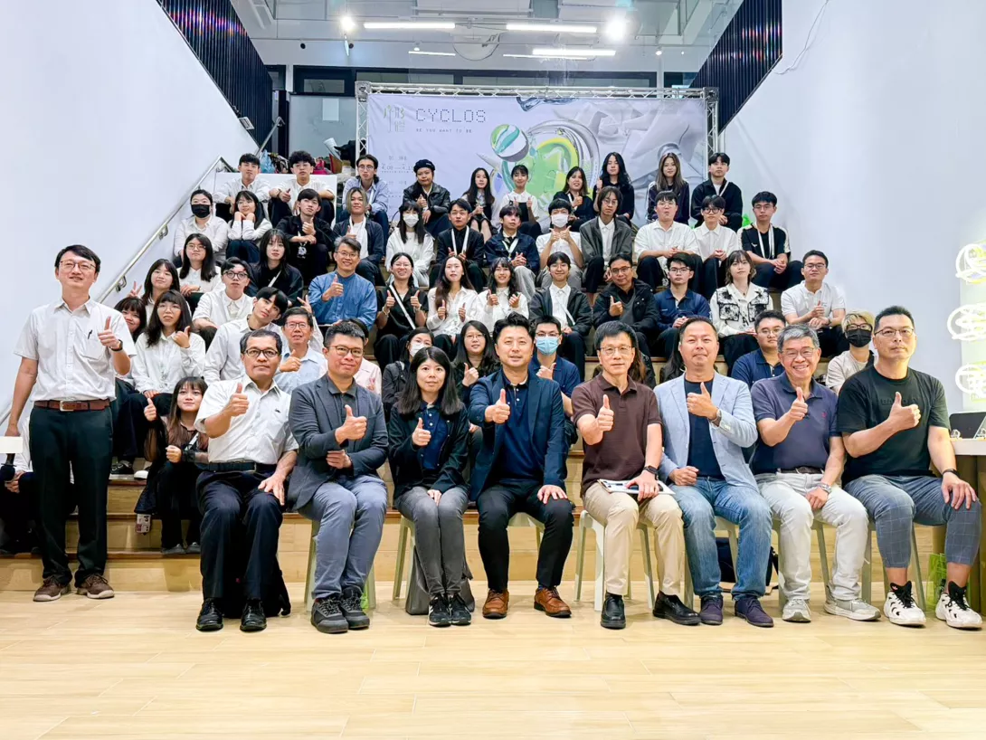 朝陽工設系畢業展學子與設計學院院長黃台生(前排右四)及系上師長合影。