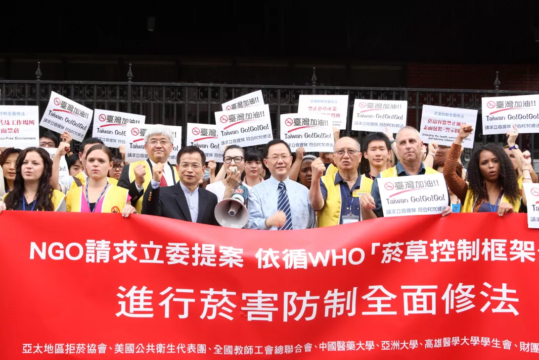 10-2013年再度率美國杜蘭大學公衛學院學生到立法院前聲援,請政府立即進行菸害防制