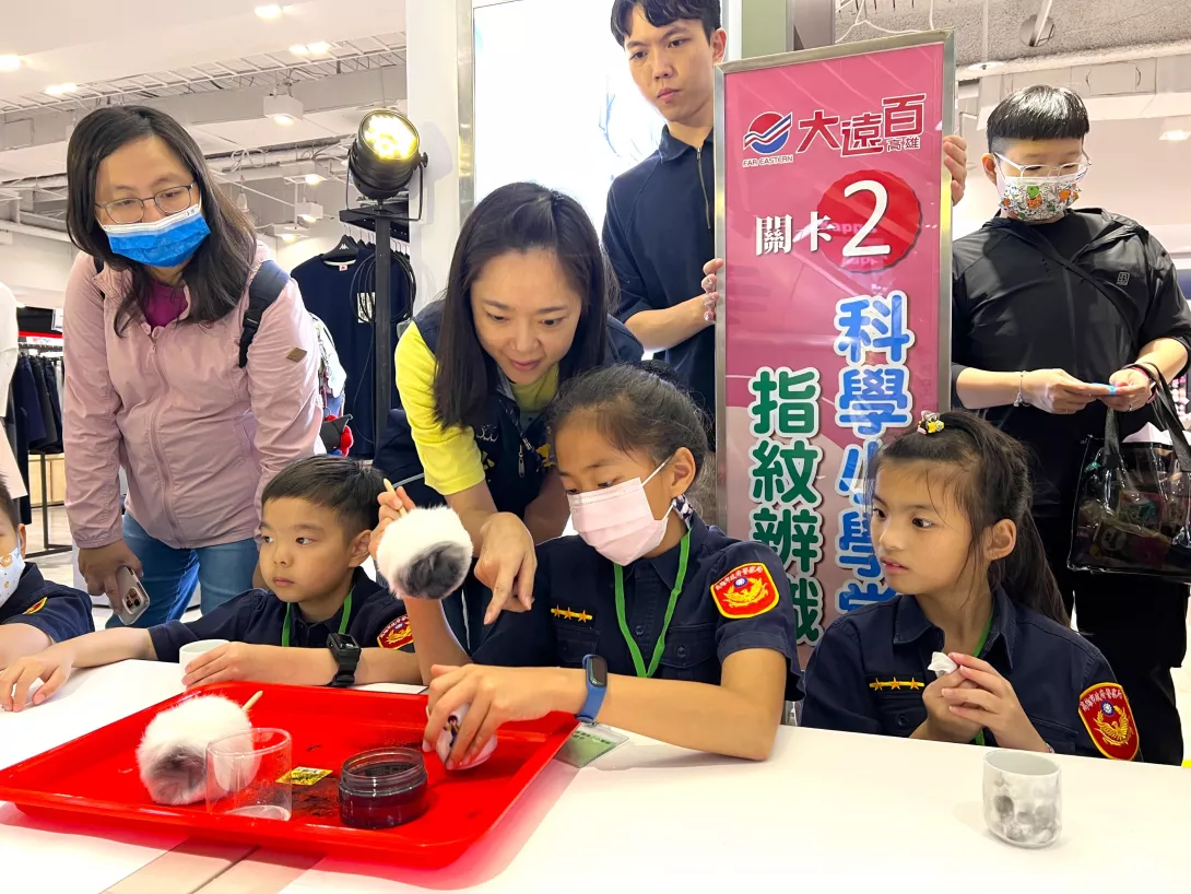 高雄大遠百在母親節前夕,號召百名小朋友變身反毒小英雄,打擊犯罪,向孩童傳遞正確的反毒觀念。