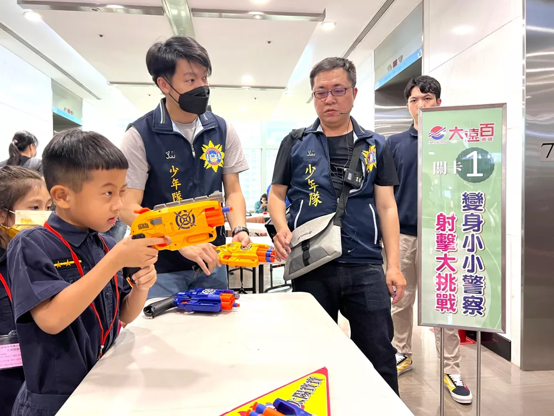 高雄大遠百在母親節前夕,號召百名小朋友變身反毒小英雄,打擊犯罪,向孩童傳遞正確的反毒觀念。