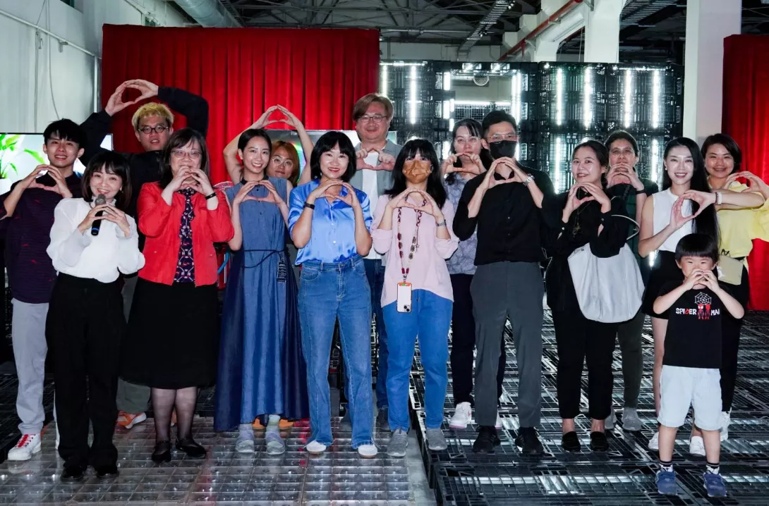 文化部綜合規劃司司長魏秋宜(前排左二)、方物研創創意總監方敘潔(前排左四)、琥山音樂總監邱家輝(後排左一),以及各參展單位代表與多位文化人士共同出席