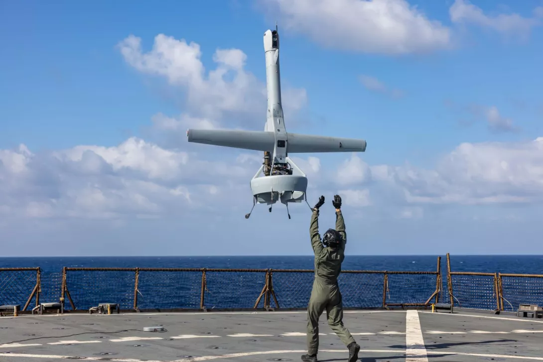 2024 年 2 月 9 日,一架V-BAT垂直起降無人機從美國船艦卡特霍爾號(Carter Hall)發射,於地中海地區進行作戰演練。(圖/Reuters Alamy)