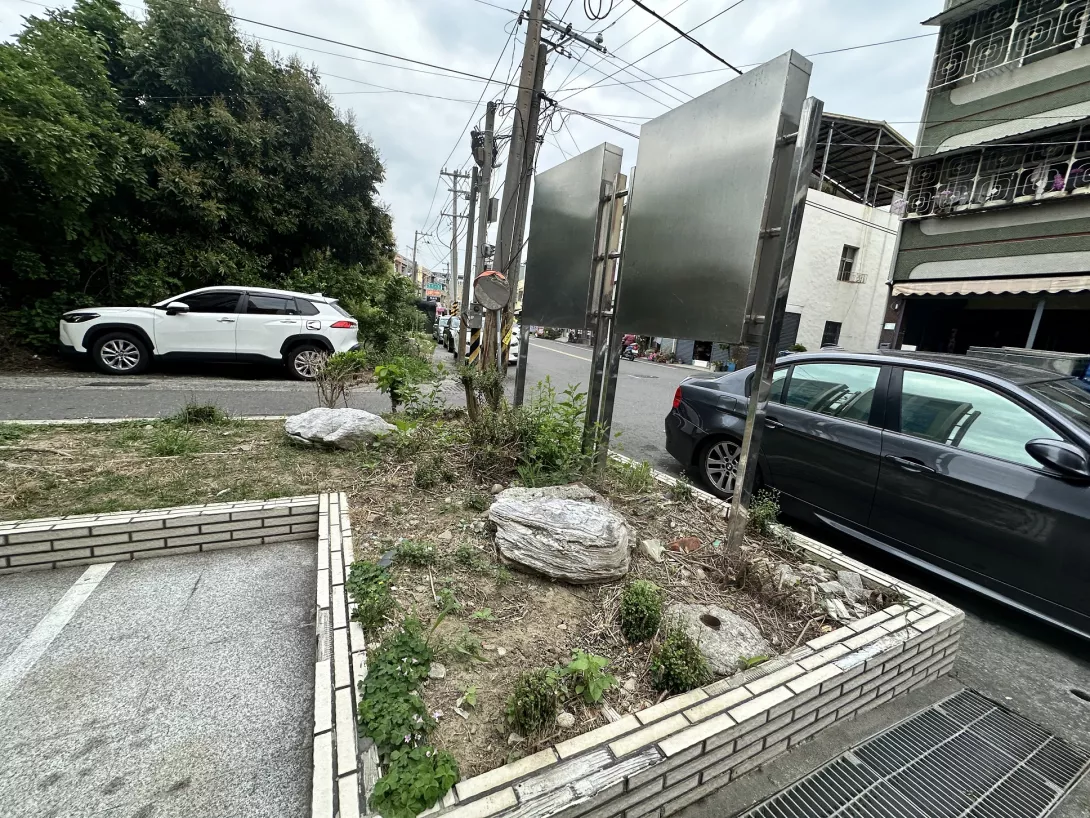 20250419中華電信民雄服務中心磁磚脫落砍樹 (2)2