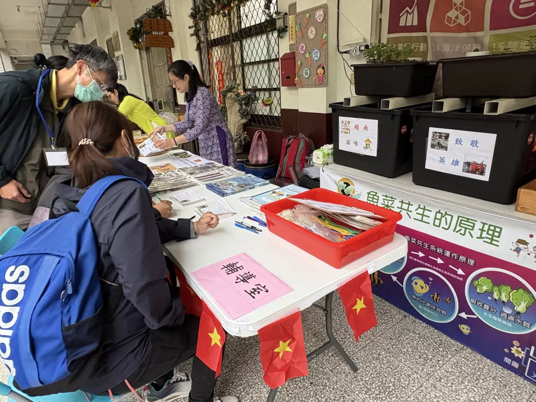 學生與家長在攤位上書寫向英雄致敬明信片