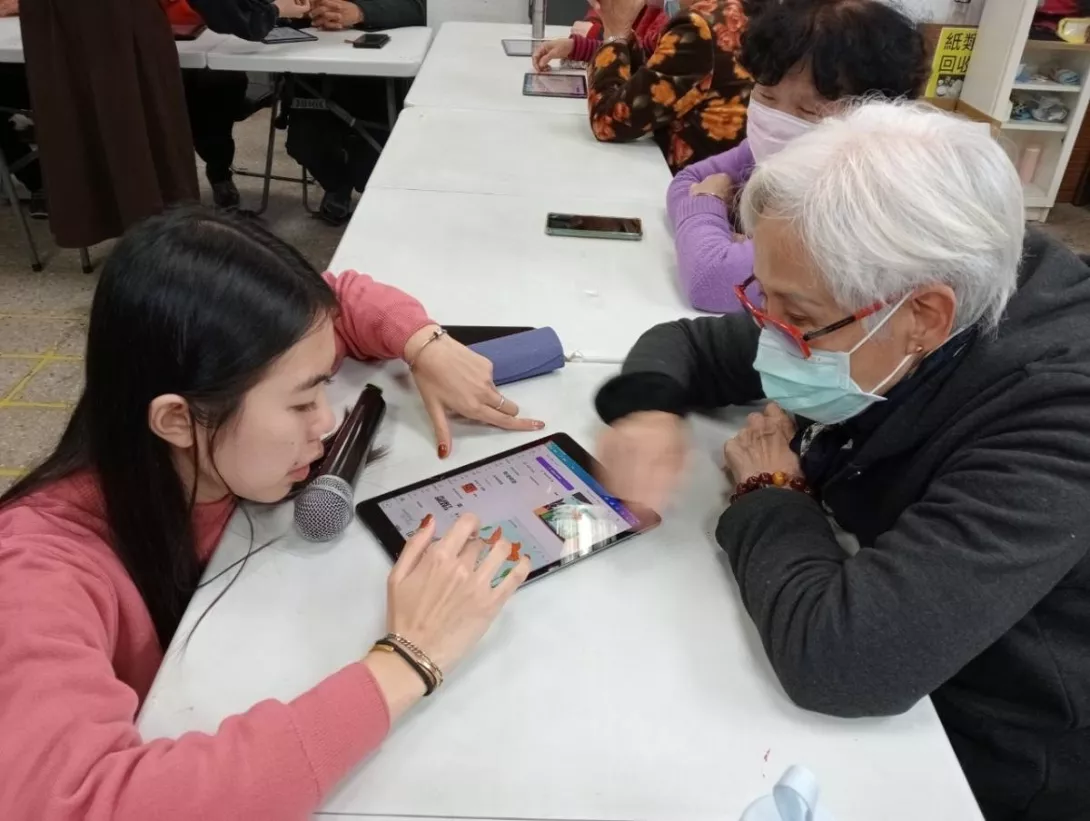 在課程中,長輩們遇到設計排版的問題都會主動詢問老師。