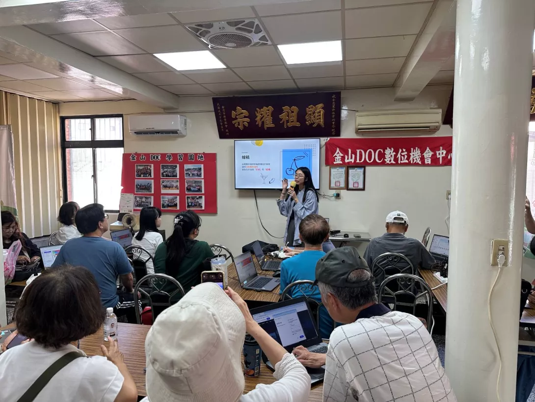 學員們按照老師的步驟,設計雷雕線稿。