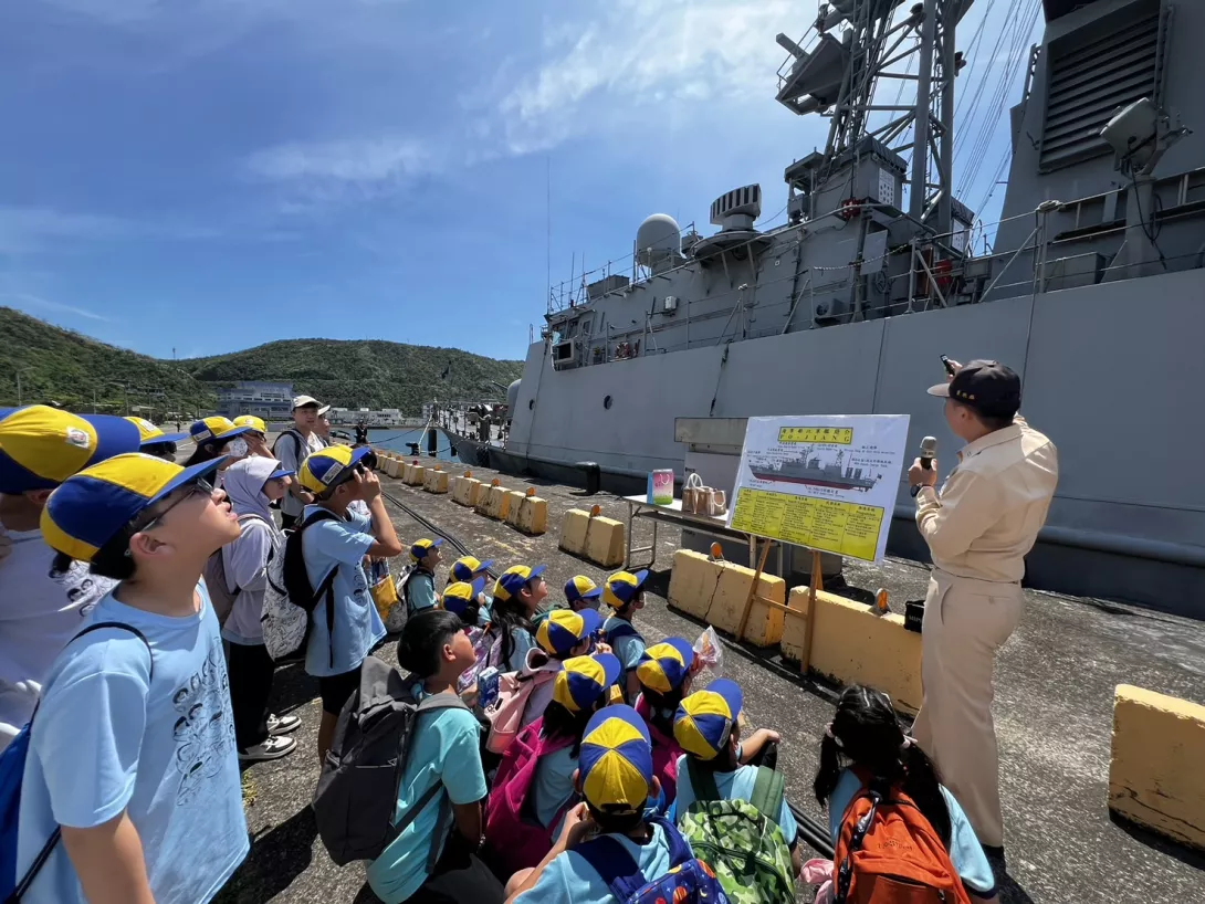 鄱江艦兵器長為師生解說鄱江艦整體設施設備
