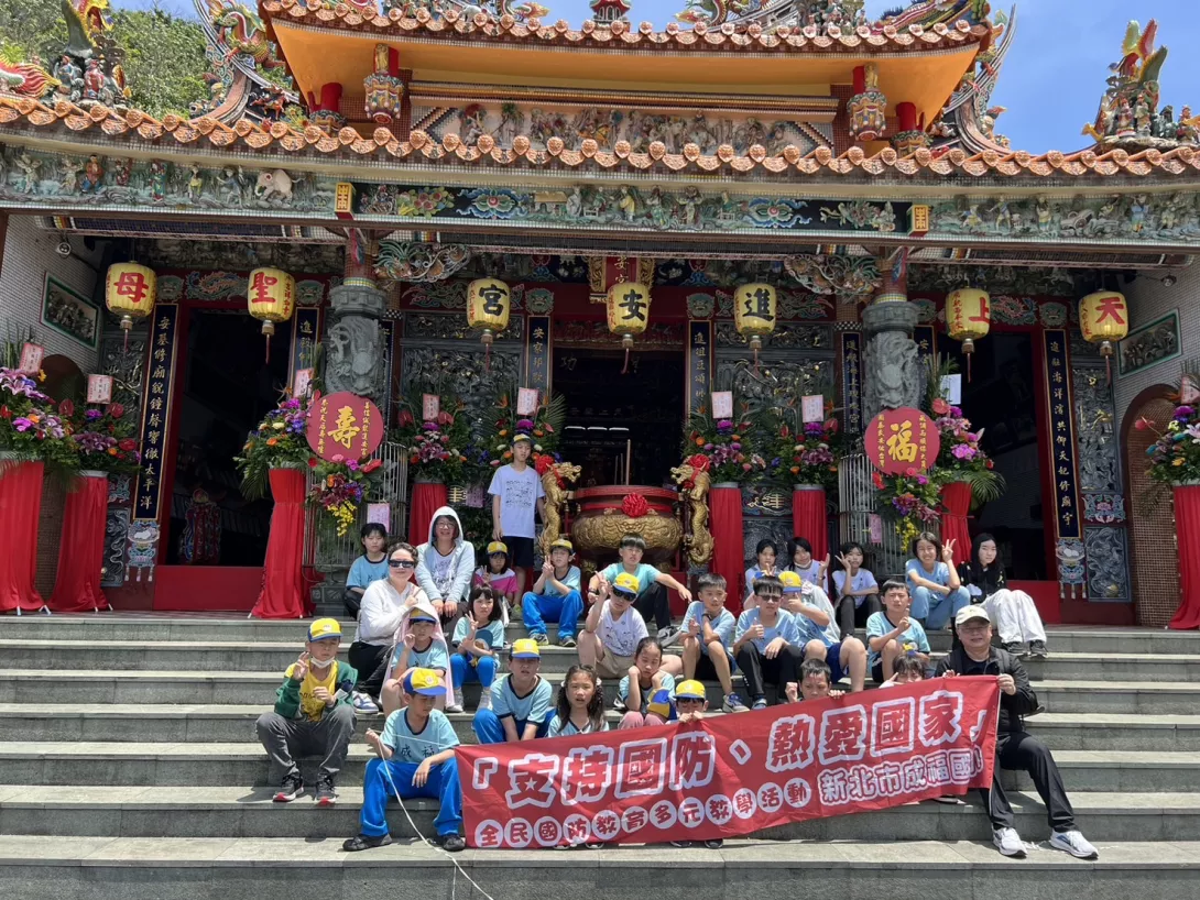 師生在基地內北方澳海軍媽祖廟前合影