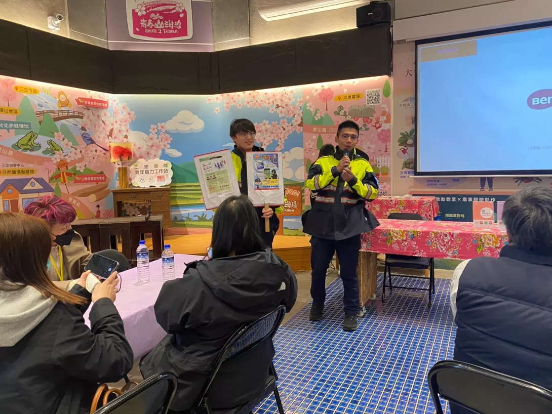 三芝分駐所的員警,進行詐騙宣導示範講解。