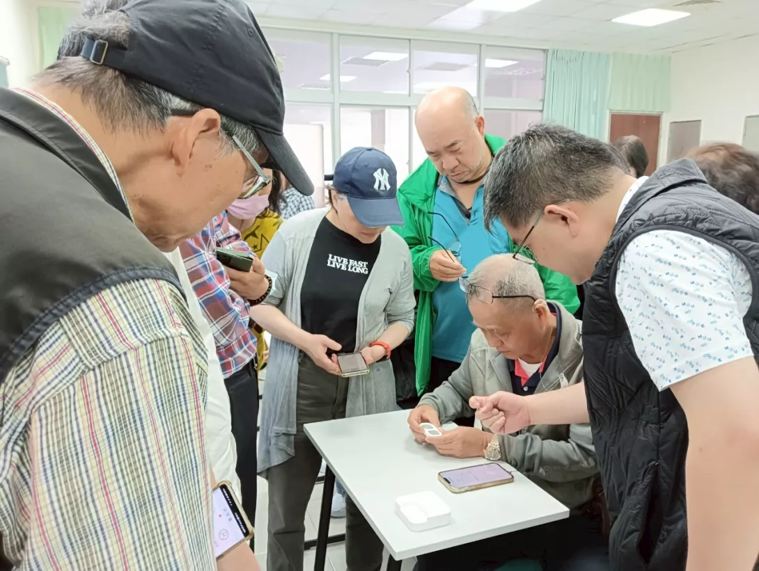 學員們實際使用穿戴式健康裝置、互相量測血壓或心電圖的畫面(台科大樂齡大學提供)