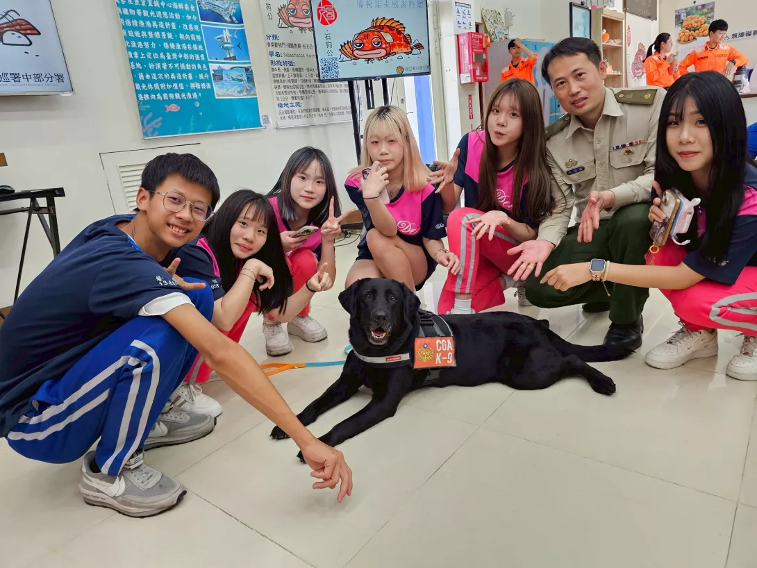 與海巡偵搜犬互動,了解其在海洋安全上扮演重要的解色