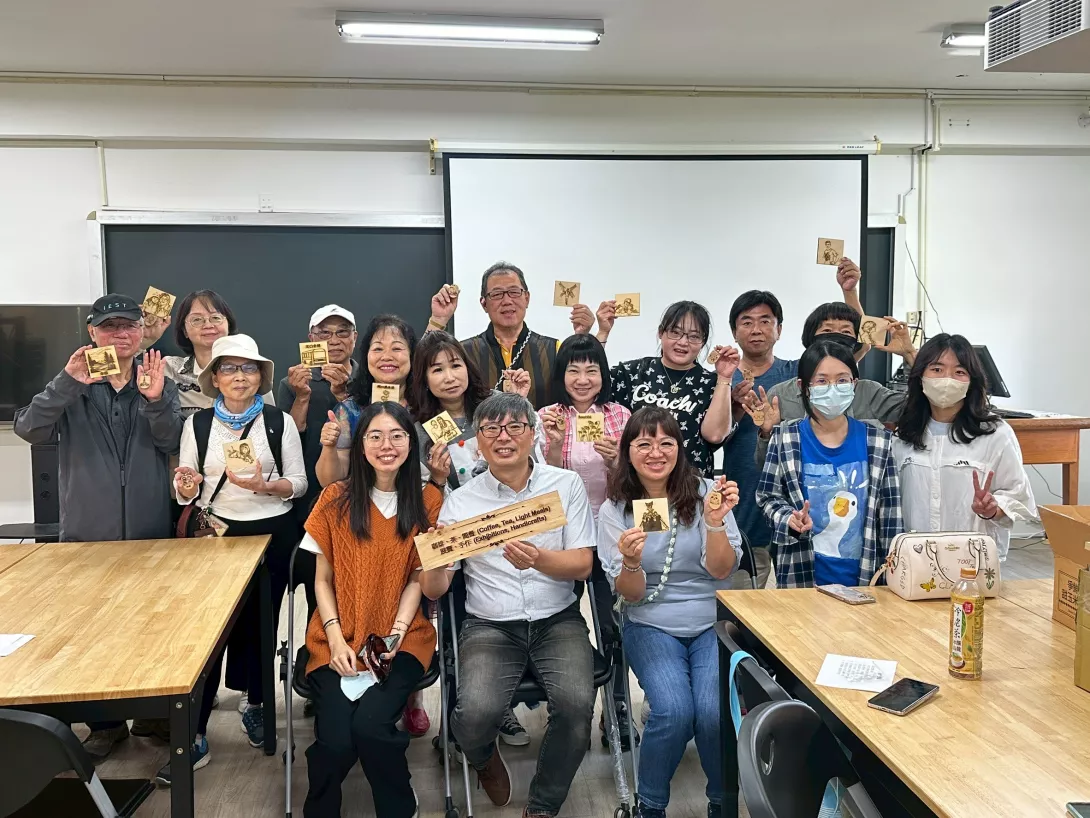 大家拿著自己的雷雕作品開心合照。