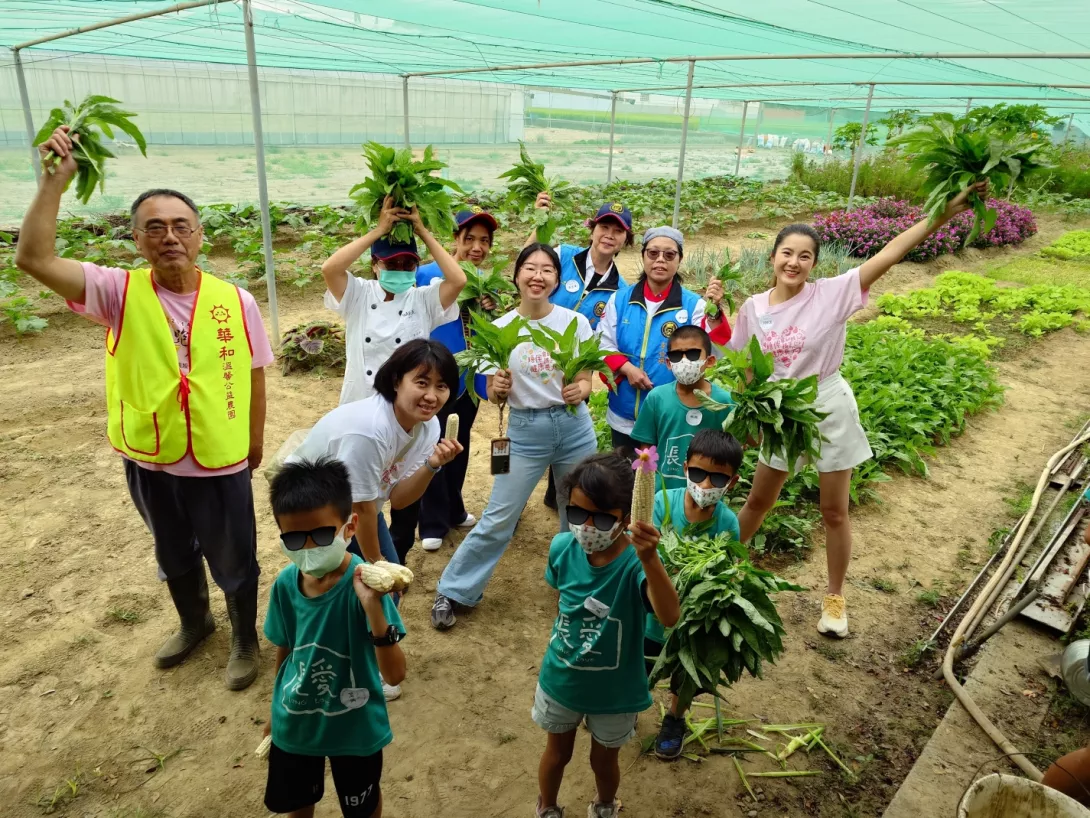 「華和溫馨公益農園」無償提供場地與烹飪設備,並精心安排菜園導覽,帶領孩子們走進土地、親近食材,從栽種、採收到料理,讓孩子們從產地到餐桌都能深度參與。