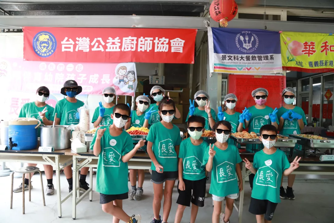 「長愛家園育幼院」孩子們於本屆圓夢計畫中提出夢想行動,由14位學習烹飪才藝的孩子們組成最萌主廚團隊,以行動回饋社會,邀請近半百人溫馨共餐提前歡慶端午。
