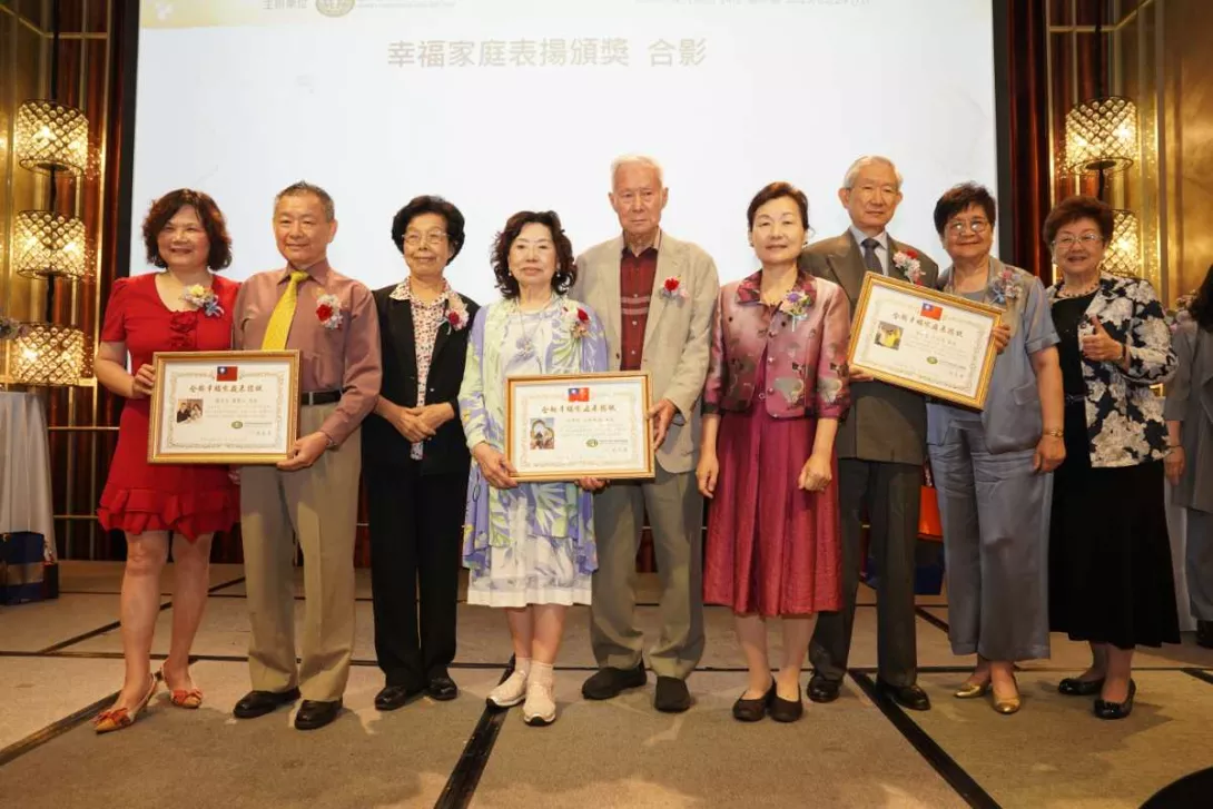 三隊 幸福家庭 和頒獎人合照