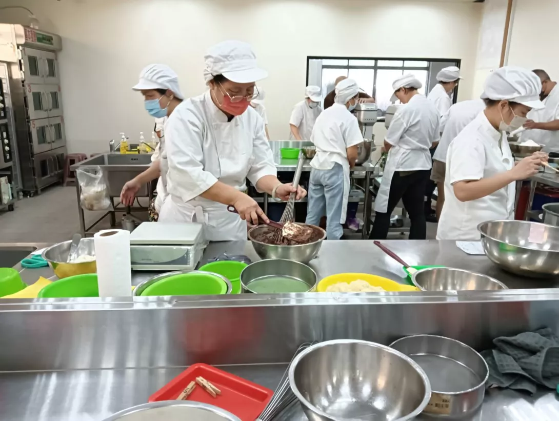 南台南家扶提供2-勞動部烘焙班學員依產業實務需求規劃之課程,學習餅乾、塔派、蛋糕、泡芙等多項西點製作技巧