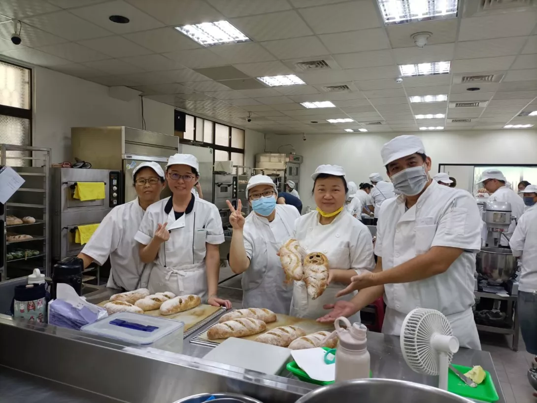 南台南家扶提供3-勞動部烘焙班學員依產業實務需求規劃之課程,學習餅乾、塔派、蛋糕、泡芙等多項西點製作技巧