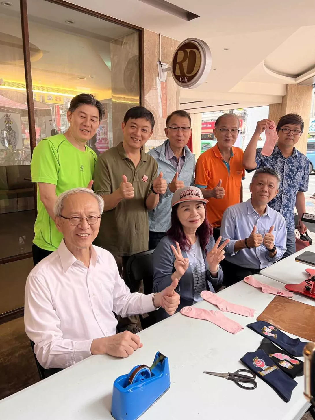 周水美總會長、廖鴻昌理事長及各商圈理事長們,體驗熱轉印歡樂襪