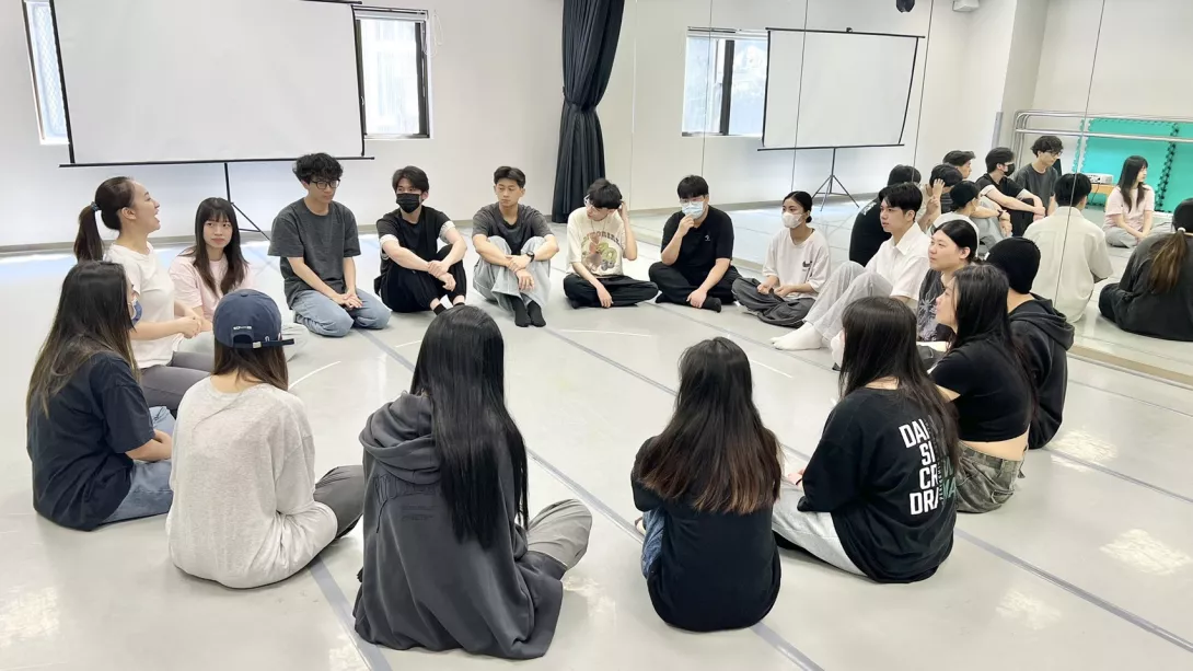 圖三:圍坐分享教學理念與師資培訓流程,讓學生深入理解藝術教育背後的價值與職涯轉化的可能性。